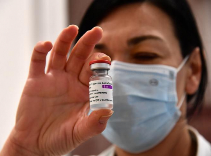AstraZeneca: Διαθέσιμο το φθινόπωρο το εμβόλιο κατά των μεταλλάξεων
